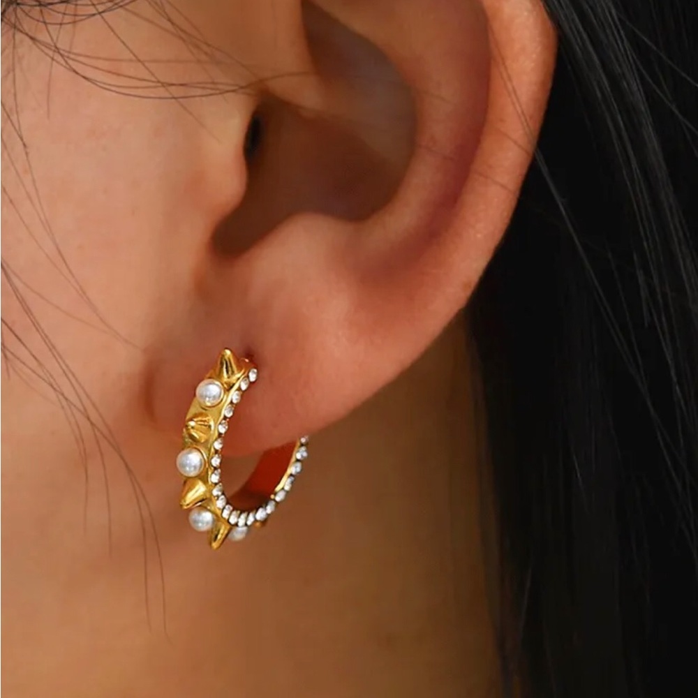 C-shaped earrings in stainless steel, artificial pearls, rhinestones